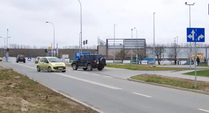 Mimo ciągłej linii na ul. Czermińskiego niemal wszyscy kierowcy skręcają w lewo do Rental Parku narażając sie na mandat. Prawidłowa droga wiedzie przez rondo. Można też zawrócić na drodze 10 m dalej.