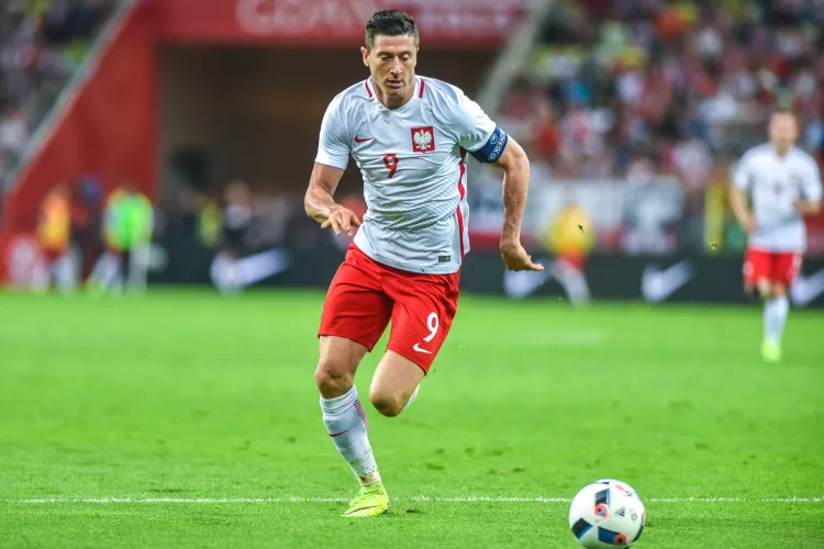 Robert Lewandowski jest drugim snajperem w historii piłkarskiej reprezentacji Polski. Po hat-tricku w meczu z Rumunią wyprzedził w tej klasyfikacji Grzegorza Latę. 