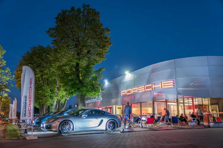 Ładna pogoda, wspaniałe modele Porsche i moc atrakcji - tak było w sobotni wieczór podczas nieco spóźnionego otwarcia salonu Porsche Approved. 
