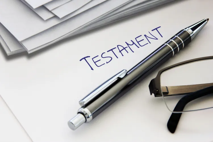 Testament można spisać odręcznie, nie musi odbywać się to w obecności notariusza. 