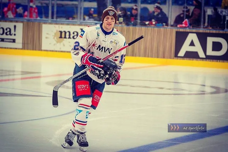 Wojciech Stachowiak rozpoczynał przygodę z hokejem w gdańskim Stoczniowcu. Obecnie lewoskrzydłowy występuje w Niemczech, gdzie zwrócili na niego uwagę przedstawiciele ligi NHL.