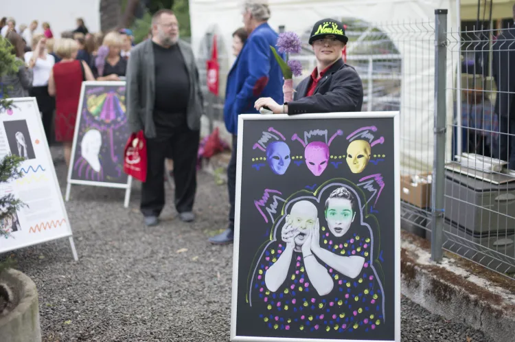 Wernisaż wystawy "Co z Was wyrośnie?". Składa się ona ze zdjęć 19 ambasadorów Gdańskiego Archipelagu Kultury.