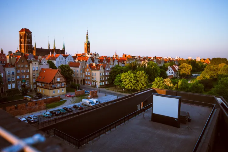 W tym roku pokazy kina plenerowego ponownie zagoszczą m.in. na dachu Gdańskiego Teatru Szekspirowskiego. W Gdyni widzowie skorzystają z atrakcji Kina Letniego w Orłowie, a w Sopocie ponownie filmy pod chmurką obejrzymy na molo.