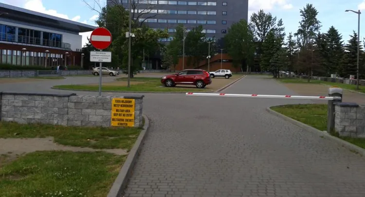 - W weekend na wojskowym parkingu nikogo nie ma, więc mogliby tu parkować zwykli kierowcy - uważają czytelnicy.