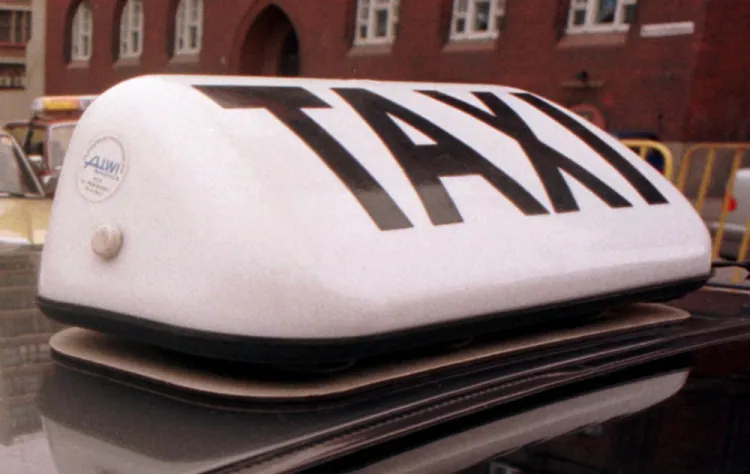 Dyspozytor firmy Komfort Taxi poinformował klientów, że kurs z centrum Gdańska na lotnisko będzie kosztował ok. 55 zł. Jednak po zrealizowaniu kursu taksówkarz zażądał... niemal czterokrotnie wyższej kwoty.  