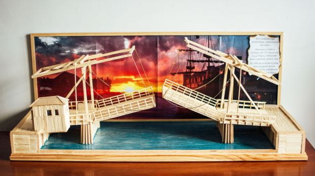 Model nieistniejącego mostu zwodzonego w Darłowie. 