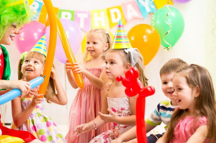Urodziny dla dzieci można zaplanować na wiele sposobów.