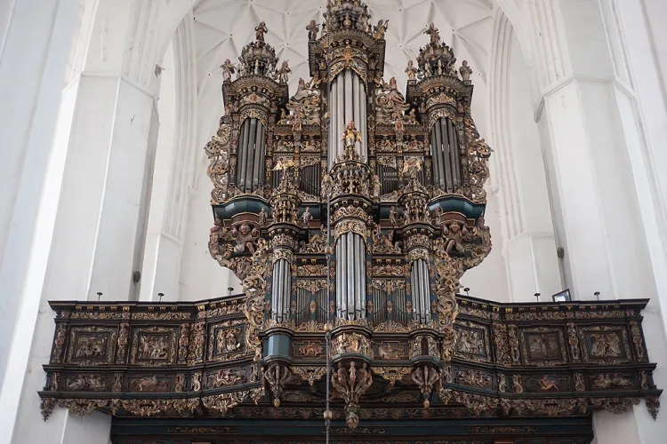 Znajdujące się obecnie w bazylice Mariackiej organy są dziełem firmy braci Hillebrand z Hanoweru. Prospekt natomiast, wraz z grającymi piszczałkami, pochodzi z organów Mertena Friesena z 1627 r. z kościoła św. Jana.
