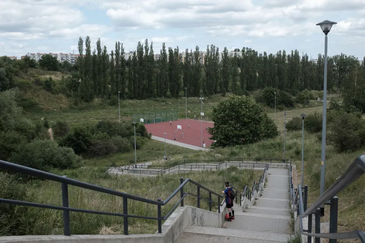 Do Jaru Wilanowskiego na Chełmie można dostać się licznymi schodami i polnymi dróżkami. W przyszłym roku poprowadzi tam także tunel. 