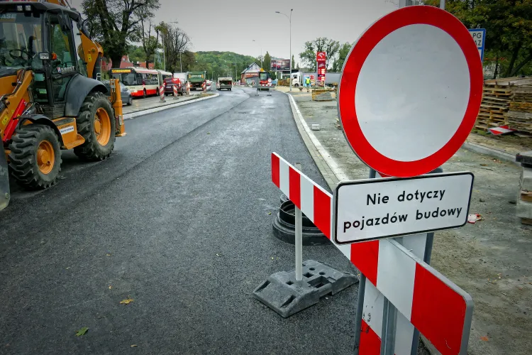 W tym roku kierowców znów czekają korki i utrudnienia związane z remontem Traktu św. Wojciecha. Dobra wiadomość jest taka, że to już ostatni fragment tej drogi przewidziany do przebudowy.