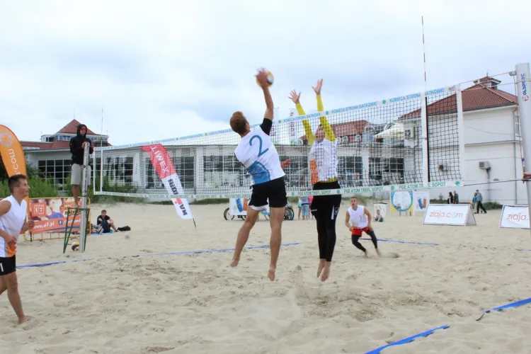 Turniej siatkówki plażowej przy sopockim molo.