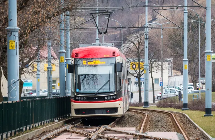 Po Gdańsku jeździ już pięć nowych, dwukierunkowych tramwajów Jazz Duo dostarczonych przez Pesę dwa lata temu.