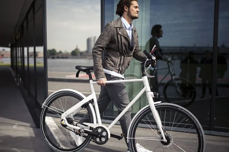 Producenci rowerów stawiają na eleganckie modele, które wpiszą się w miejski styl życia. Na zdjęciu propozycja Cortina Blau, wart ok. 4 tys. zł.