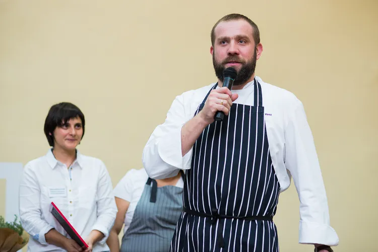 Artur Moroz właśnie stał się nową twarzą kulinarną TVP. Restaurator od kilkunastu lat prowadzi sopocką restaurację Bulaj.