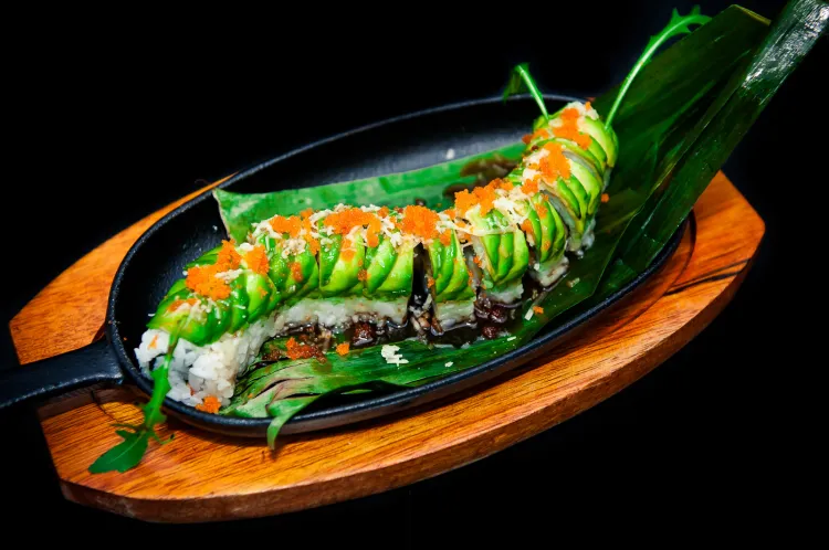 Najnowszą pozycją w karcie New Kansai Sushi jest rolka ura maki podawana na gorąco na żeliwnym półmisku.