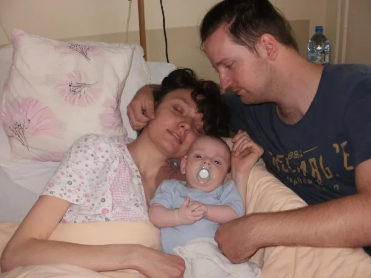 Dwa lata temu urodziła im się córeczka - Aleksandra. Niestety po porodzie kobieta dostała ataku padaczki, wtedy wyszło na jaw, że choruje na nowotwór. 