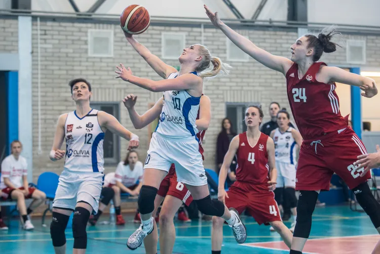 Anna Makurat (nr 24) pokazała się z dobrej strony w finale I ligi w meczach przeciwko AZS UG. Teraz dostanie szansę debiutu w Basket Lidze Kobiet.