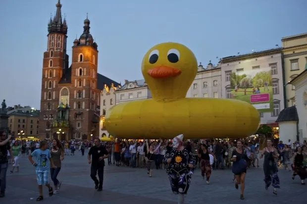 Włoch Leo Bassi przywędruje do Gdańska wraz ze swoją monstrualną żółtą kaczką, którą w spektaklu "Pato Gigante" publiczność FETY może spotkać dwukrotnie - 15 i 16 lipca o godz. 17.