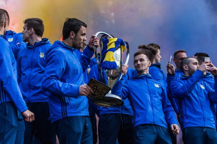 Tak Krzysztof Sobieraj i Miroslav Bożok prezentowali w maju Puchar Polski na "Górce" przy Ejsmonda. Czy piłkarze Arki Gdynia wrócą na nią z nowym trofeum? 