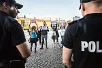 W sobotni wieczór przed siedzibą Rady Miasta odbyły się dwie pikiety. Członkowie Młodzieży Wszechpolskiej protestowali przeciwko deklaracji prezydentów dużych miast o przyjmowaniu migrantów. Sympatycy ugrupowań antyfaszystowskich protestowali przeciwko tej ideologii.