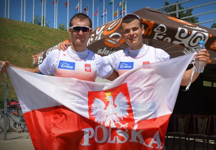 Mateusz Biskup (z prawej) i Mirosław Ziętarski po zajęciu 2. miejsca w regatach Pucharu Świata w Lucernie. 
