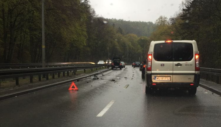 Wypadki i kolizje na ul. Słowackiego w lesie po opadach deszczu stają się standardem, ale jest szansa na poprawę bezpieczeństwa.