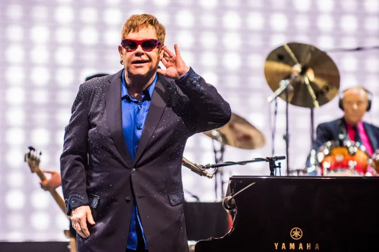 Elton John zagrał dwugodzinny koncert złożony z ponad dwudziestu utworów.
