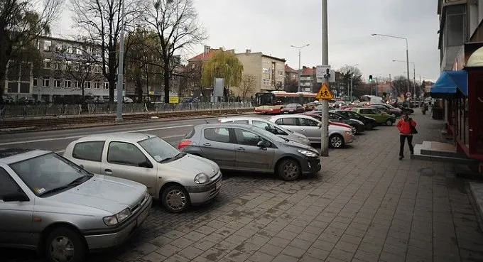 Ul. Kartuska w Gdańsku. W świetle tego parkingu ma częściowo przebiegać ścieżka rowerowa. Mieszkańcy są niezadowoleni, bo stracą miejsca postojowe.