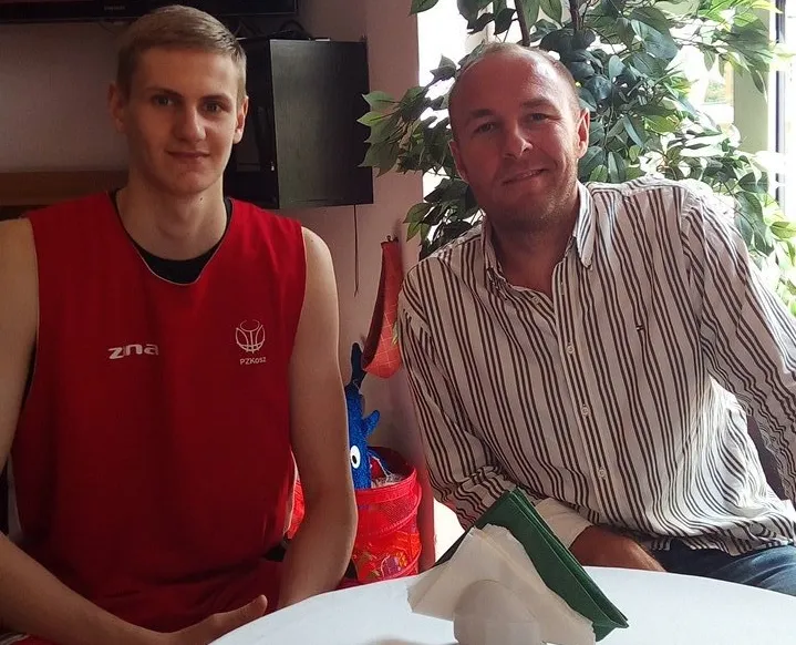 Bartłomiej Pietras oraz agent koszykarski Maciej Schwarz, który w przeszłości był związany m.in. z żeńskim Basketem Gdynia.