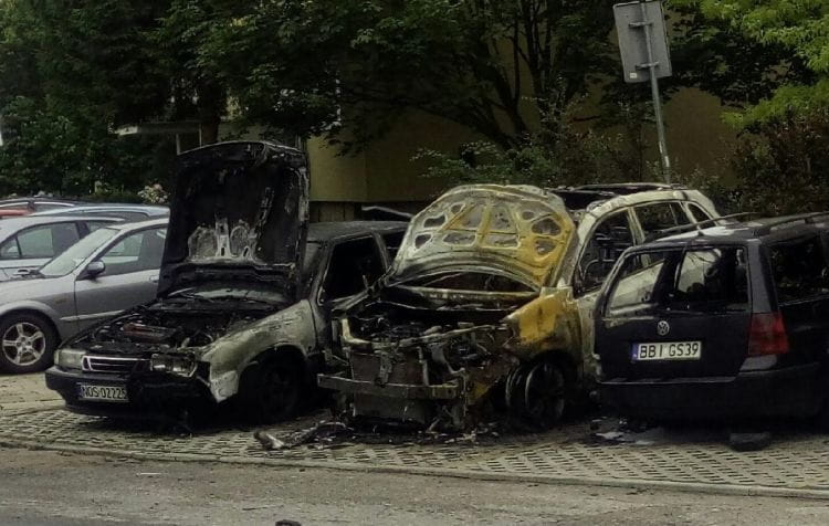Tak wyglądają wraki spalonych aut na Chełmie.