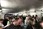Tłumy pasażerów utknęły na peronach.