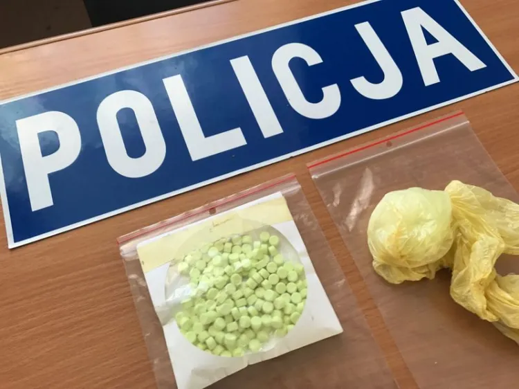 Policjanci znaleźli w aucie 32-latka około 300 tabletek ecstasy.