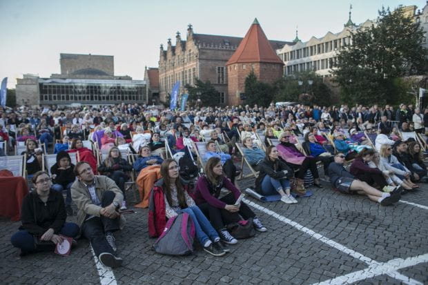 Publiczność tłumnie wypełniła wydzieloną na projekcję cześć Targu Węglowego.