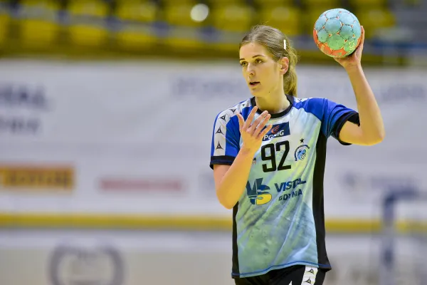 Piłkarka ręczna Ewa Andrzejewska, przenosząc się do Francji, osłabiła futsalową drużynę AZS UG Gdańsk. 