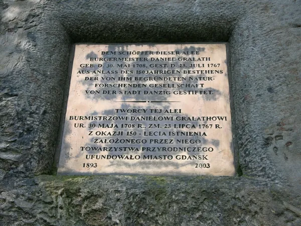 Tablica na głazie pamiątkowym w Wielkiej Alei (ze strony Gdańskiego Zarządu Dróg i Zieleni)