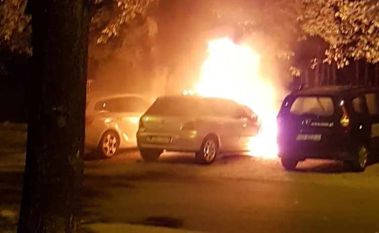 Palący się samochód na ul. Łużyckiej w Gdańsku.