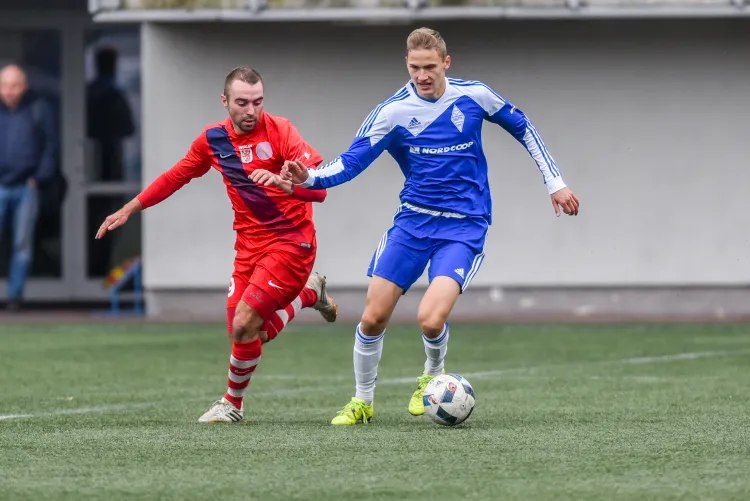 Mateusz Młynarczyk (z piłką) w III-ligowym Bałtyku gra od wiosny 2016 roku. Dotychczas zaliczył 34 mecze, strzelił 1 gola. 