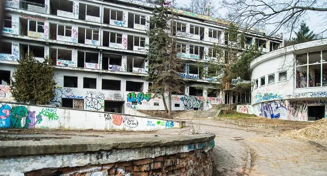 Zrujnowane sanatorium w Orłowie od kilku miesięcy jest gotowe do rozbiórki.