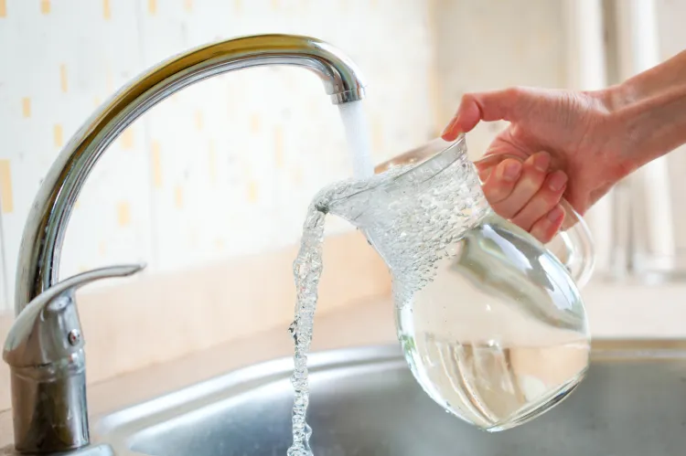 Trójmiejskie przedsiębiorstwa wodociągowe od kilku lat zachęcają do picia wody z kranu. Sceptyków jednak nie brakuje. 