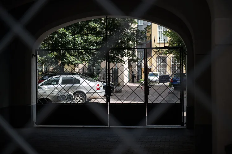 Przejście do pubu 107 zostało zablokowane bramą zamykaną na klucz, wstawioną przez wspólnotę mieszkaniową.