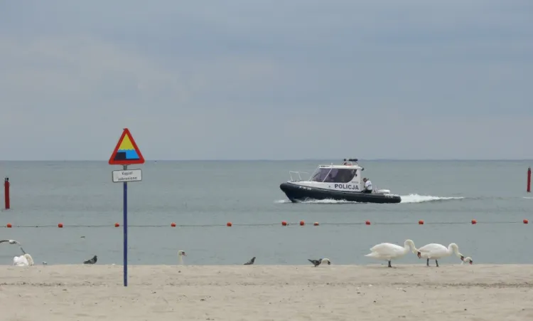 Gdyńscy policjanci patrolują na pokładzie widocznej na zdjęciu motorówki plaże na odcinku od Orłowa aż po Mechelinki.