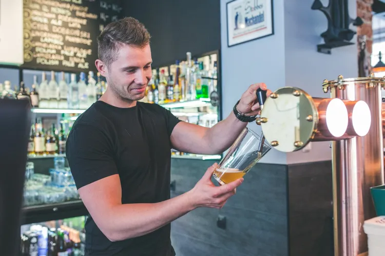 Barman w multitapie nie jest przypadkowym nalewaczem piwa. To człowiek, który dobrze zna swoją ofertę, orientuje się w piwnych stylach i potrafi o nich opowiadać.