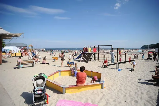 Największy plażowy plac zabaw mieści się w Gdyni, to tutaj całe lato przesiadują rodzice z dziećmi.