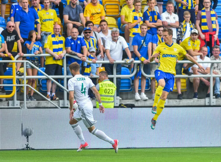 Tadeusz Socha (nr 2) gra w Arce Gdynia trzeci sezon i wskakuje coraz wyżej w hierarchii drużyny. W meczu z Sandecją Nowy Sącz był kapitanem żółto-niebieskich. 