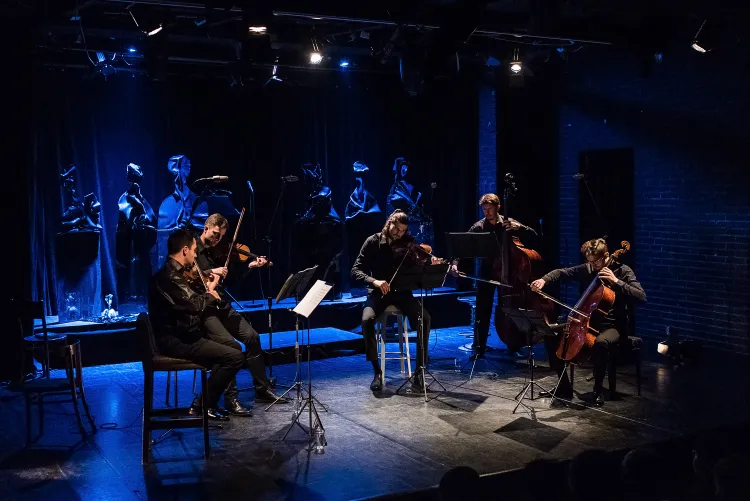 Najważniejsi podczas "Moscow '48" są muzycy Atom String Quartet (na pierwszym planie) - bohaterowie brawurowo wykonanego koncertu Dmitrija Szostakowicza cyklu pieśni op. 79 "Z żydowskiej poezji ludowej". 