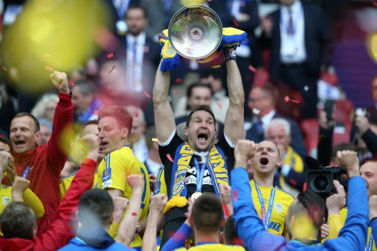 Arka Gdynia będzie broniła Pucharu Polski. Tak żółto-niebiescy cieszyli się z triumfu w maju tego roku.