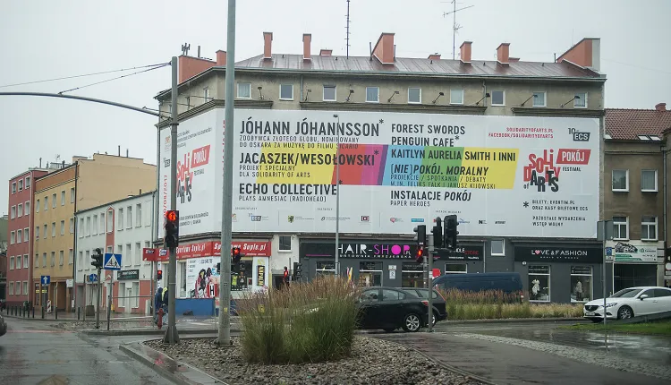 Reklama zasłoniła trzy z czterech pięter kamienicy przy skrzyżowaniu ul. Słowackiego z al. Grunwaldzką.