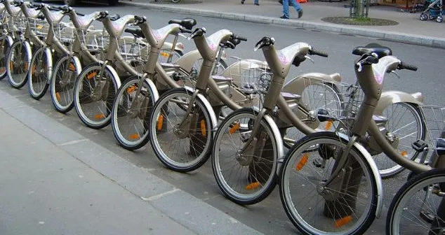 System wypożyczalni miejskich rowerów działa w Paryżu od kilku lat. Mimo charakterystycznego kształtu zapewniającego im łatwą rozpoznawalność, w ciągu kilku miesięcy rozkradziono połowę z nich.