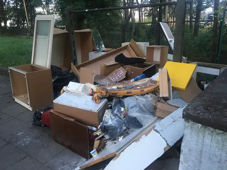 Śmieci zalegały pod blokiem przy Chodkiewicza 24 od kilku tygodni.
