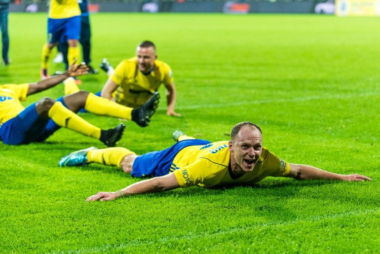 Tak Rafał Siemaszko (na pierwszym planie) i Michał Nalepa (w tle) cieszyli się z gola, którego wypracowali w doliczonym czasie gry na zwycięstwo Arki w Gdyni nad FC Midtjylland 3:2. 